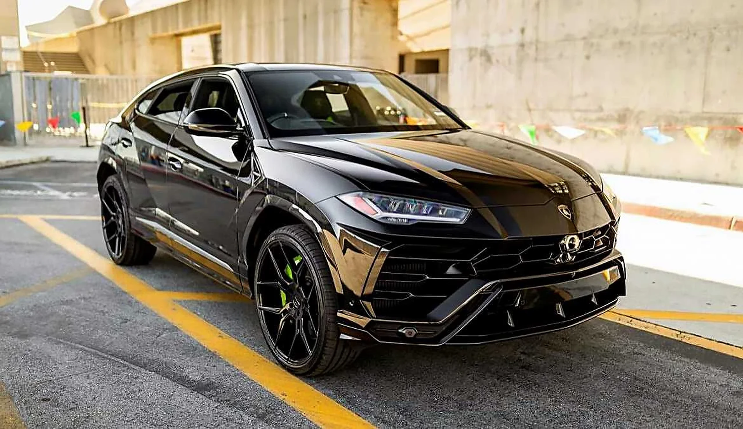 Lamborghini Urus detail relevant to miami villa car delivery on LUXURY CAR RENT / US
