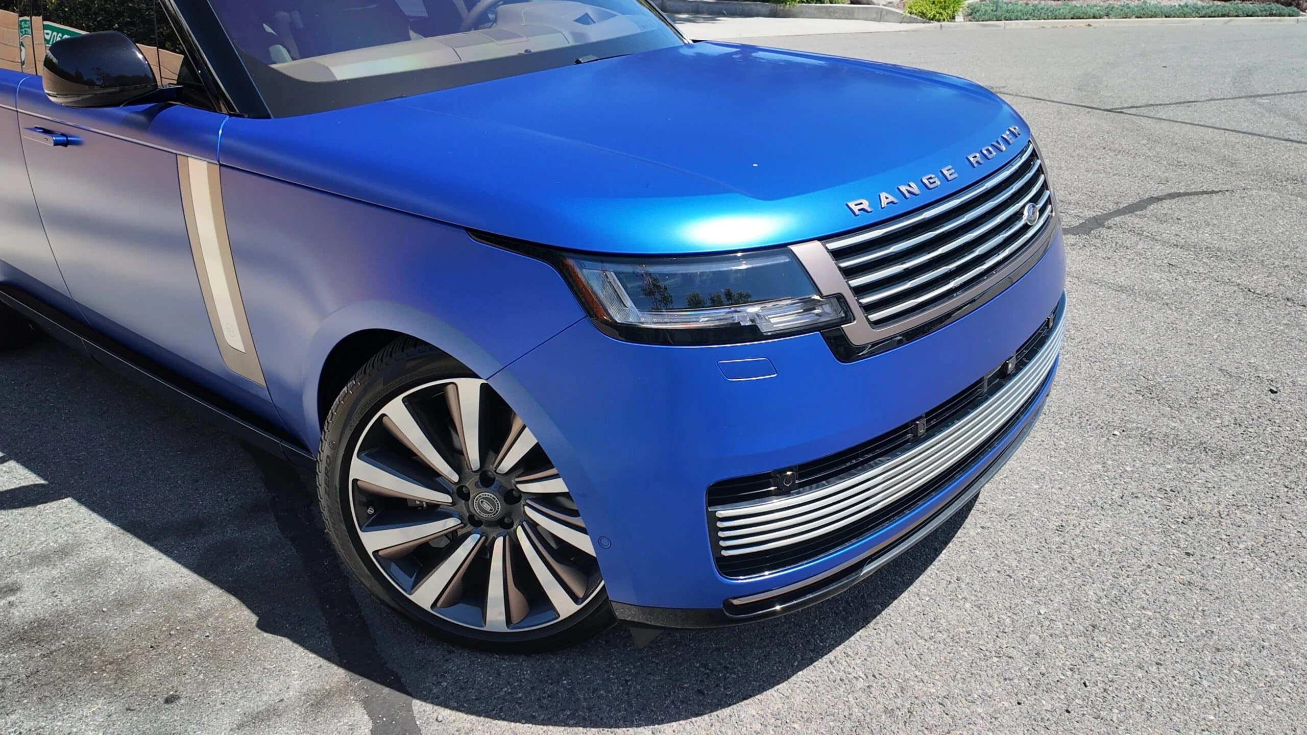 Range Rover SV detail relevant to luxury shopping-trip car rentals on LUXURY CAR RENT / US